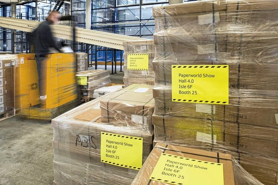 Cajas reembaladas y precintadas sobre palet con etiquetas de envío