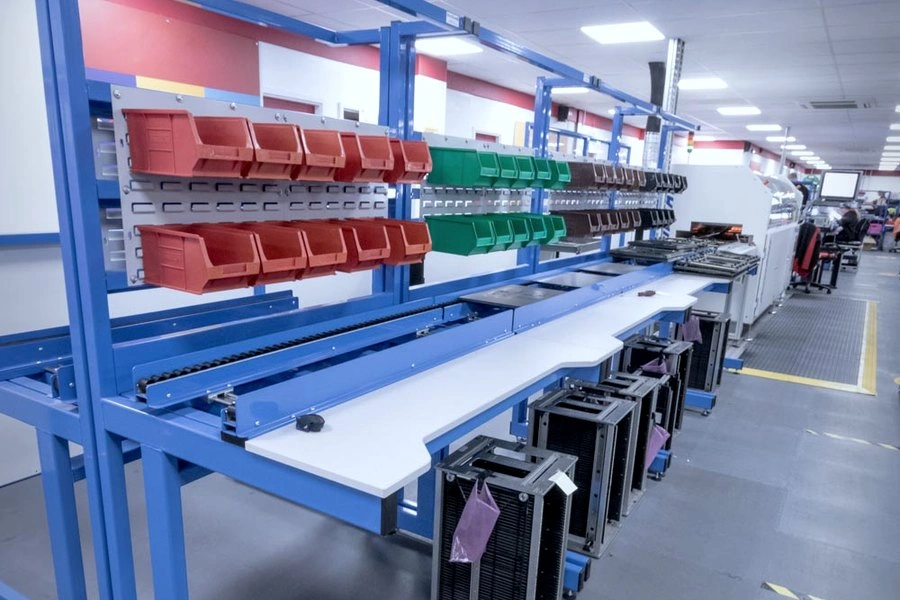 Almacén de repuestos con contenedores etiquetados en estanterías industriales
