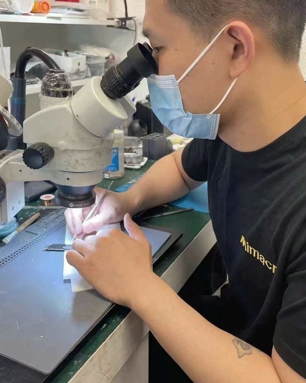 Ingeniero sénior de reparación trabajando en su banco de trabajo